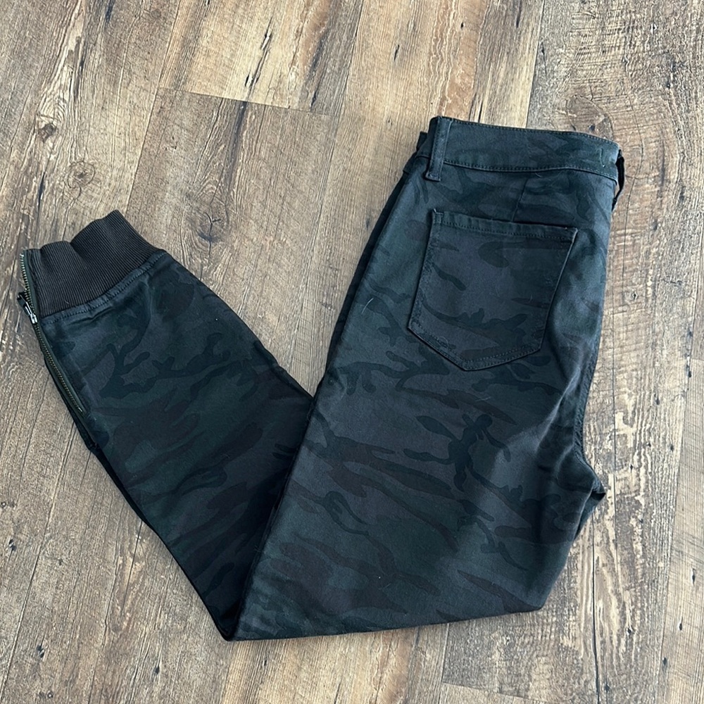 Level 99 |  Lara Camo Jogger (NWOT)